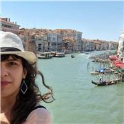 Professeure donnant les cours pour tous les niveaux